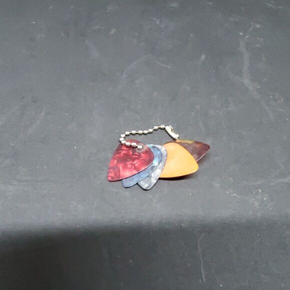 5 Guitar Pick Keychain, 4 are Fender - Picture 1 of 2